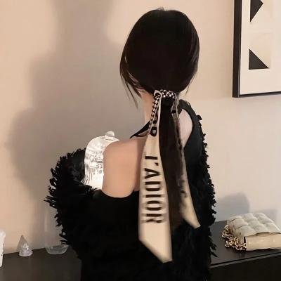 穿风信子蓝的少女